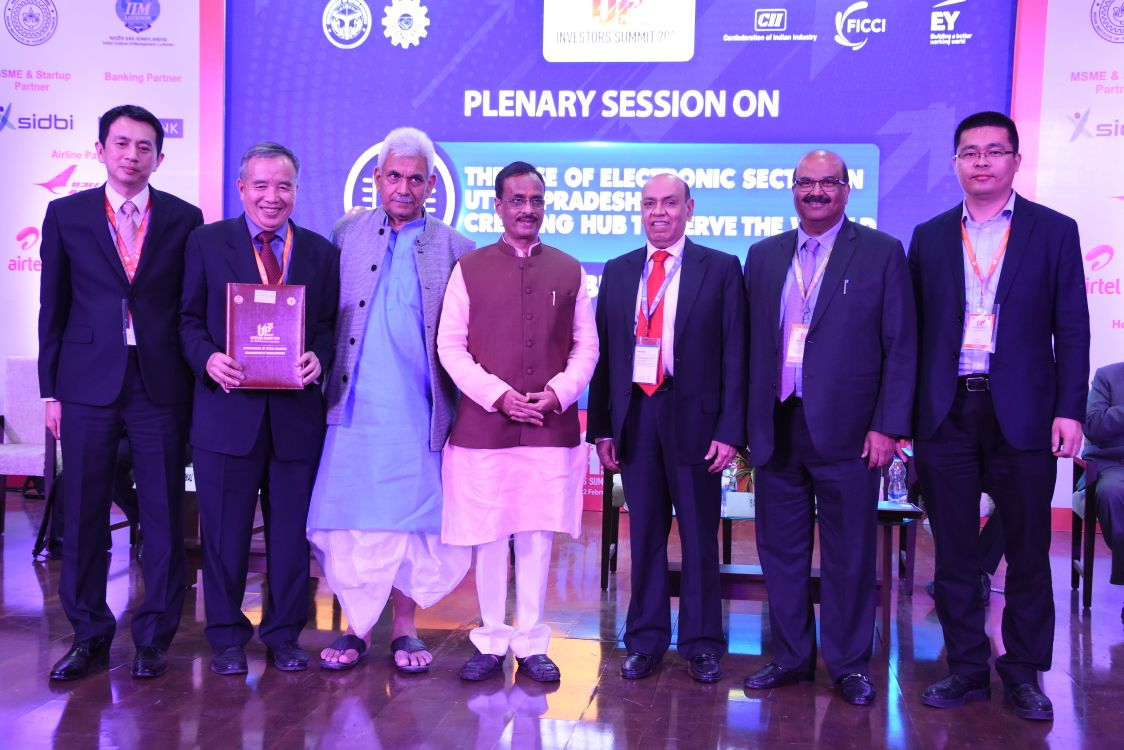 UP_Dy_CM की मौजूदगी में ग्लोबल इन्वेस्टर्स समिट में उत्तर प्रदेश सरकार एवं विभिन्न इलेक्ट्रानिक इकाइयों के बीच 55,000 करोड़ रुपये के निवेश के 25 MOU पर हस्ताक्षर