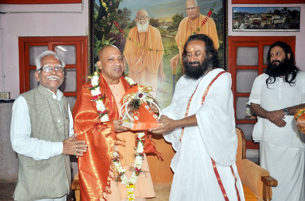 UPCM ने आर्ट ऑफ लिविंग फाउंडेशन के संस्थापक श्री श्री रविशंकर को समृति ग्रन्थ भेंट किया