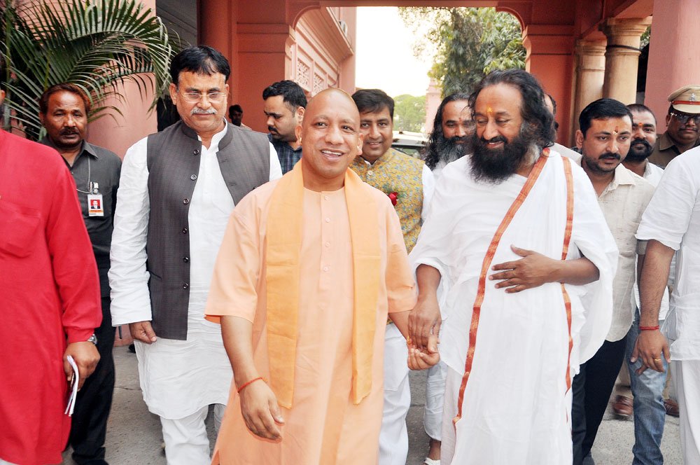UPCM गोरखनाथ मंदिर में दर्शन करने साथ आर्ट ऑफ लिविंग फाउंडेशन के संस्थापक श्री श्री रविशंकर से मुलाकात की
