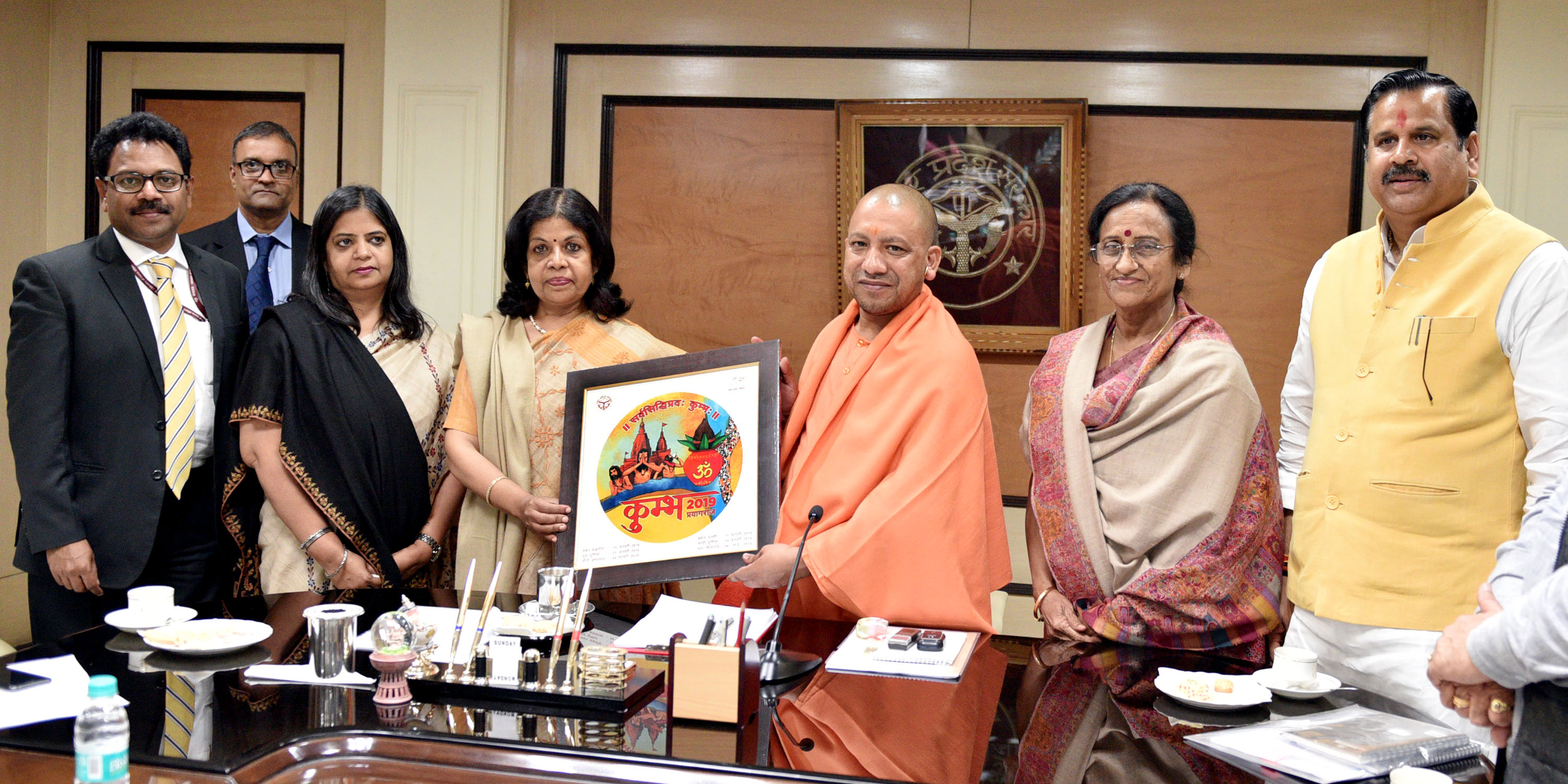 UPCM केन्द्रीय पर्यटन सचिव रश्मि वर्मा को कुम्भ-2019 का लोगो भेंट करते हुए