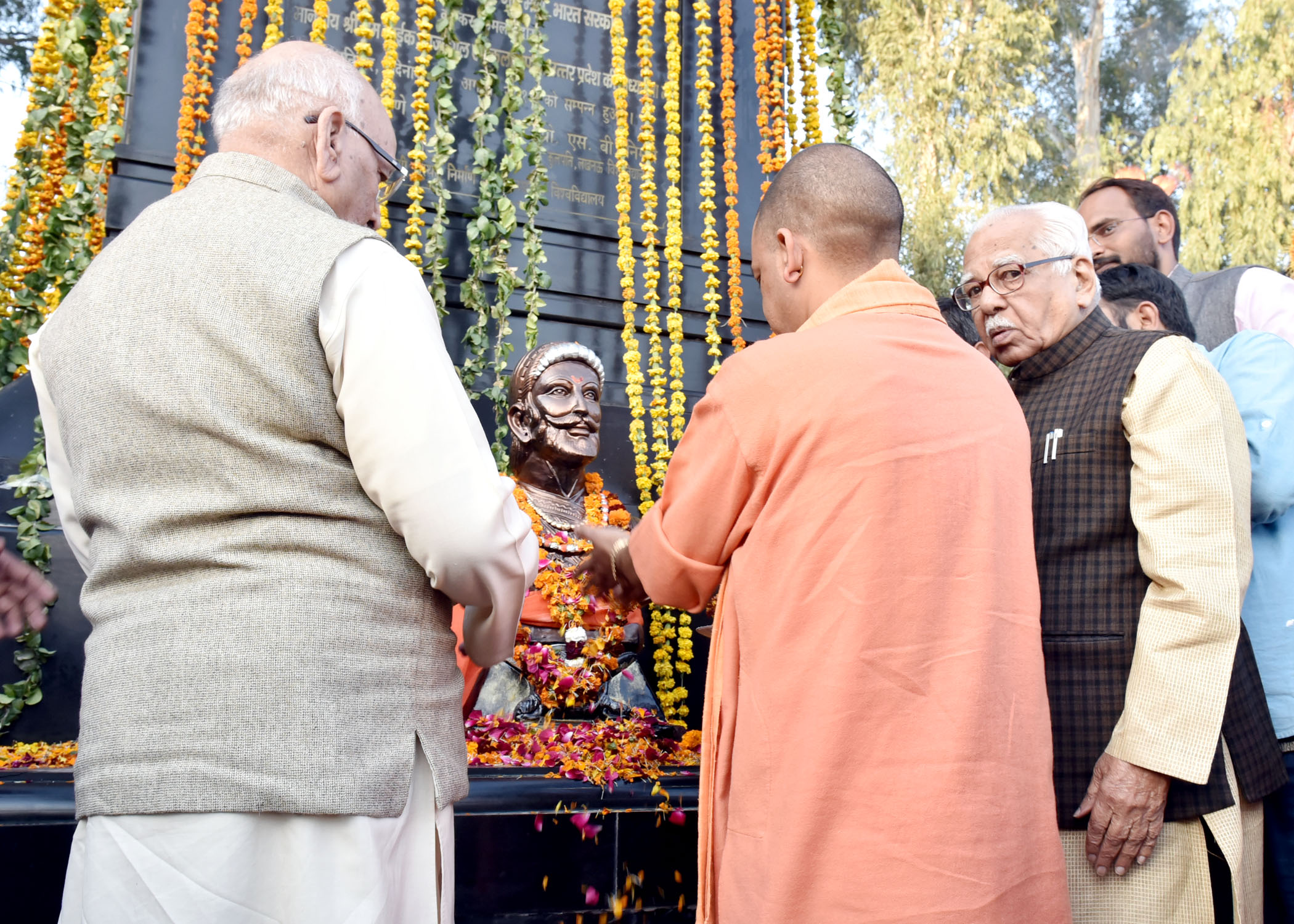 UPCM ने वीर शिवाजी की जयंती पर उनकी प्रतिमा पर पुष्पांजलि अर्पित करते हुए