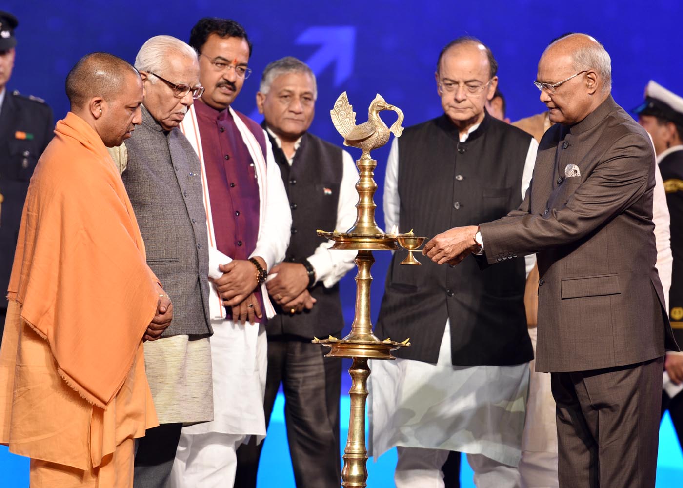 UPCM, राष्ट्रपति और अन्य मंत्रीगण UP-इन्वेस्टर्स समिट में दीप प्रज्ज्वलित करते हुए