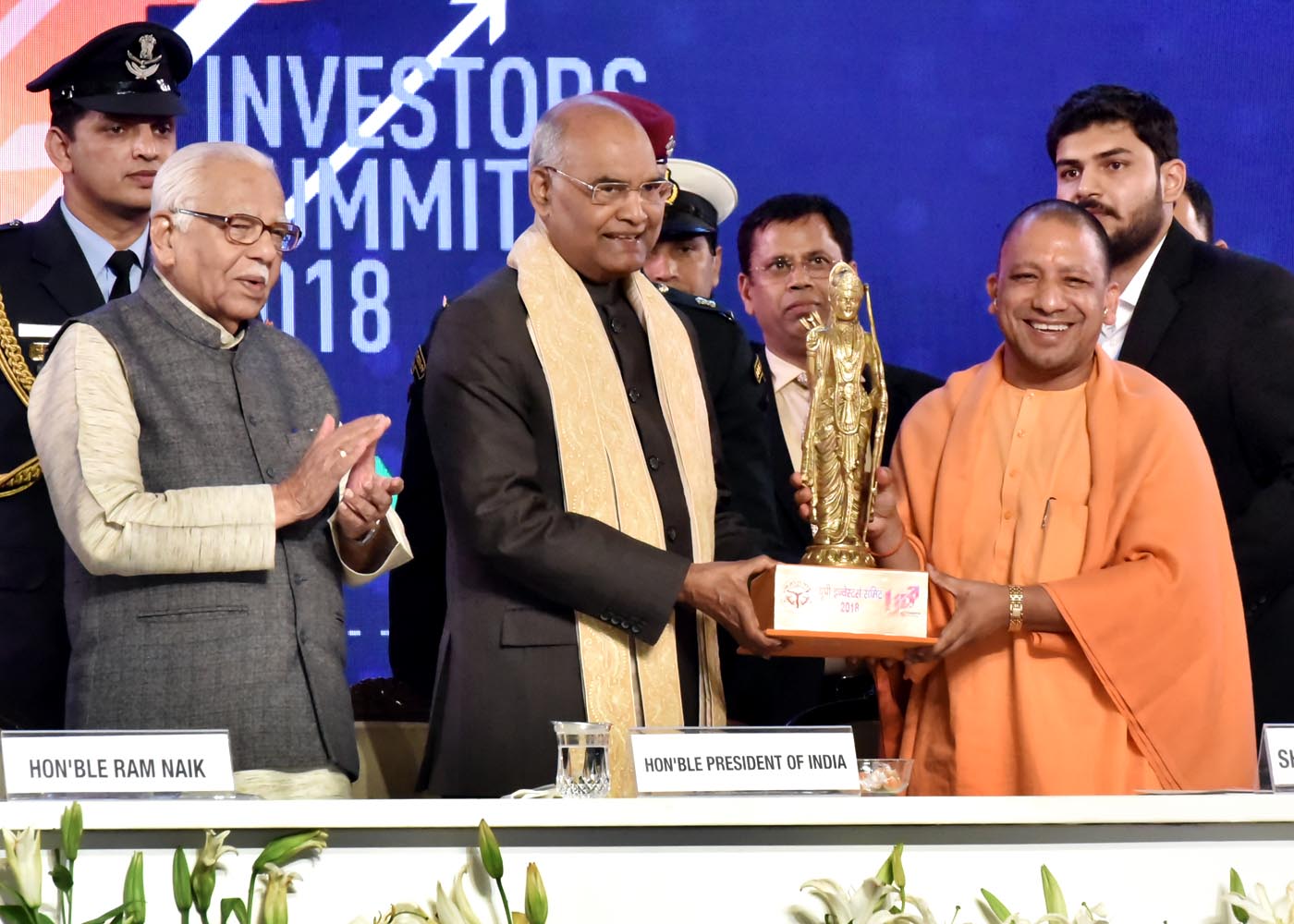 UPCM, राष्ट्रपति को प्रतिमा भेंट करते हुए