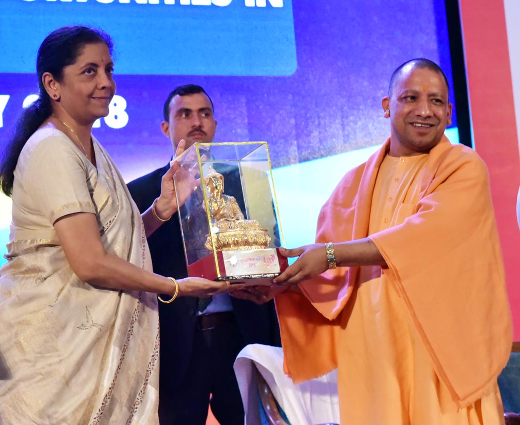 UPCM केन्द्रीय रक्षा मंत्री निर्मला सीतारमन को प्रतिमा भेंट करते हुए