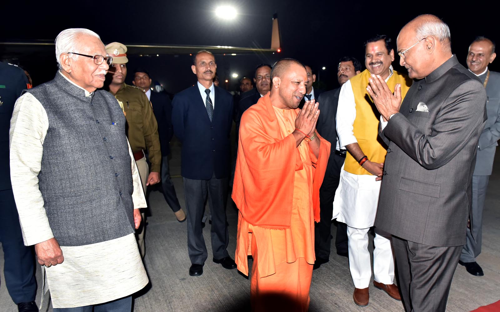 UPCM UP-इन्वेस्टर्स समिट कार्यक्रम के समापन के बाद लखनऊ एअरपोर्ट पर राष्ट्रपति को विदा करते हुए