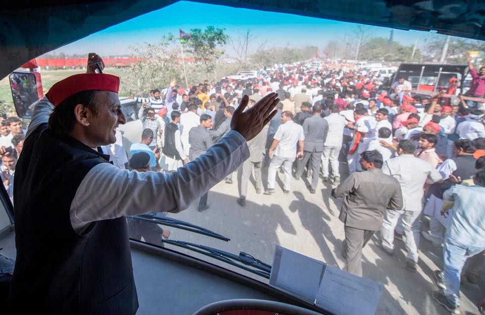 पूर्व UPCM गोरखपुर में जनसभा में विजयी रथ से जनता के बीच पहुंचे
