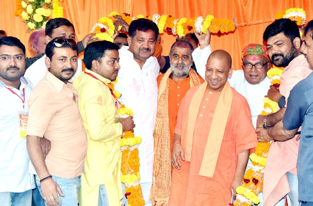 UPCM गोरखपुर के पाण्डेय हाता में होलिका दहन समिति द्वारा आयोजित शोभायात्रा कार्यक्रम में शामिल हुए