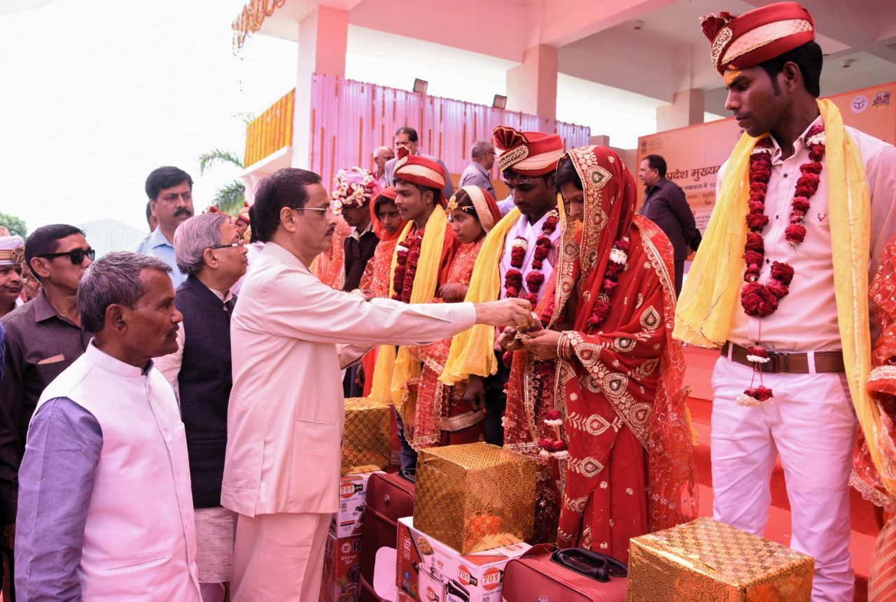 UP_Dy_CM दिनेश शर्मा और समाज कल्याण मंत्री रमापति शास्त्री स्मृति उपवन में आयोजित सामूहिक निर्धन कन्या विवाह कार्यक्रम में शामिल हुए