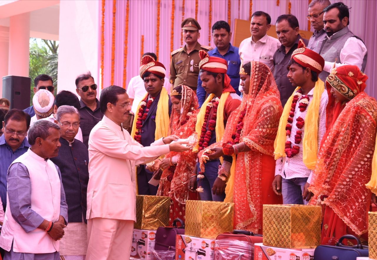 UPCM सामूहिक विवाह योजना के तहत प्रदेश के विभिन्न जनपदों में कुल 7604 जोड़ों का सामूहिक विवाह कराया गया 