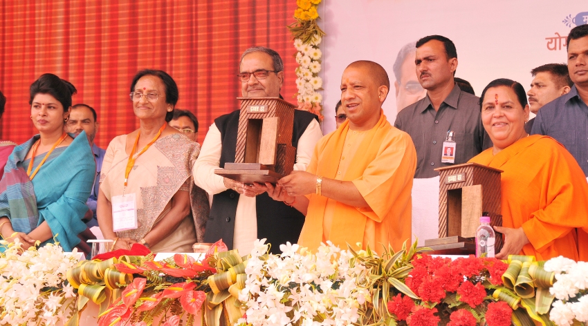 UPCM ‘इज्जत घर’ के ‘लोगो’ का अनावरण करते हुए