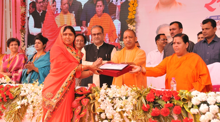 UPCM स्वच्छता अभियान में उत्कृष्ट कार्य करने वाली महिलाएं को सम्मानित करते हुए