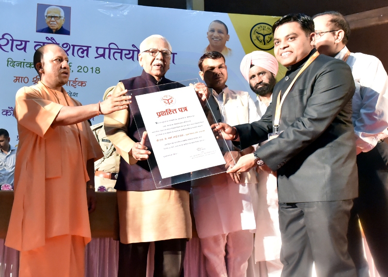 UPCM और राज्यपाल कौशल प्रशिक्षण कार्यक्रमों में सराहनीय सहयोग प्रदान करने वाली प्रशिक्षण प्रदाता संस्था के प्रतिनिधि को सम्मानित करते हुए