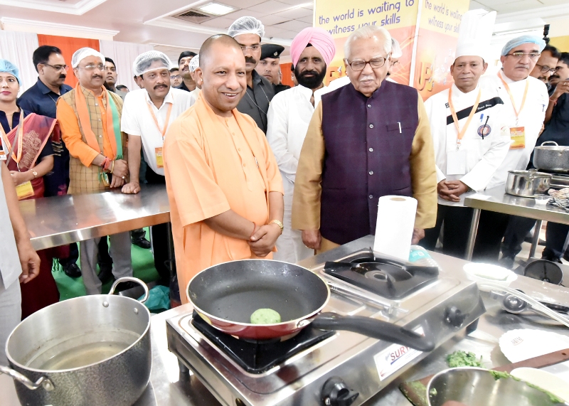 UPCM और राज्यपाल इंदिरा गांधी प्रतिष्ठान में आयोजित उत्तर प्रदेश राज्य स्तरीय कौशल विकास प्रतियोगिता के दौरान प्रदर्शनी का अवलोकन करते हुए