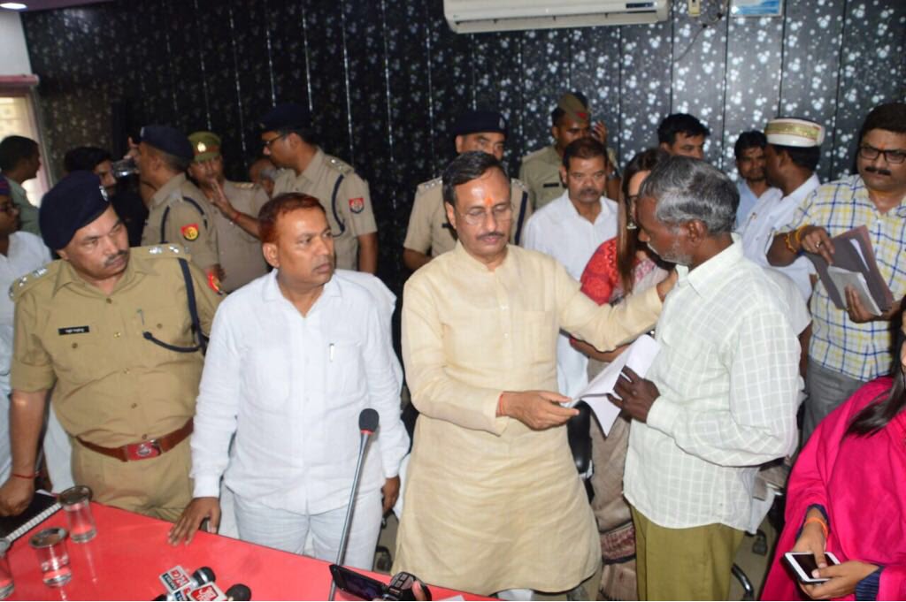 UP_Dy_CM डॉ. दिनेश शर्मा फिरोजाबाद में पीड़ित आपदा से प्रभावित परिवारों को चेक वितरित करते हुए
