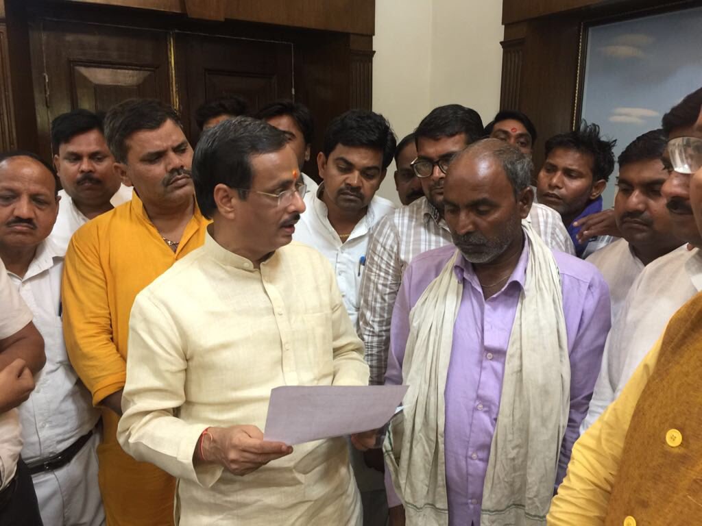 UP_Dy_CM डॉ. दिनेश शर्मा आगरा और मथुरा में पीड़ित आपदा से प्रभावित परिवारों को चेक वितरित करते हुए