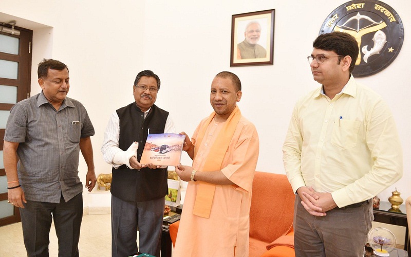UPCM प्रमुख पर्यटन स्थलों के लिए बसों की समय-सारणी से संबंधित बुकलेट का विमोचनकरते हुए