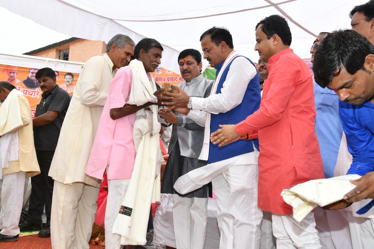 UP_Dy_CM M.P में 'मुख्यमंत्री तीर्थ दर्शन योजना' के अंतर्गत यात्रियों को सम्मानित करते हुए