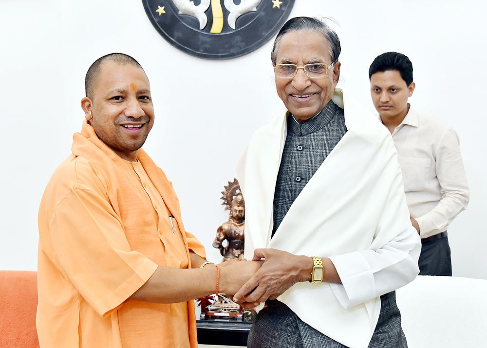 UPCM मेघालय के राज्यपाल को अंगवस्त्र भेंट करते हुए