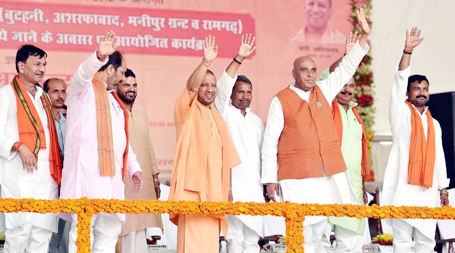 UPCM और मंत्रिगण कार्यक्रम के दौरान जनसभा का स्वागत करते हुए