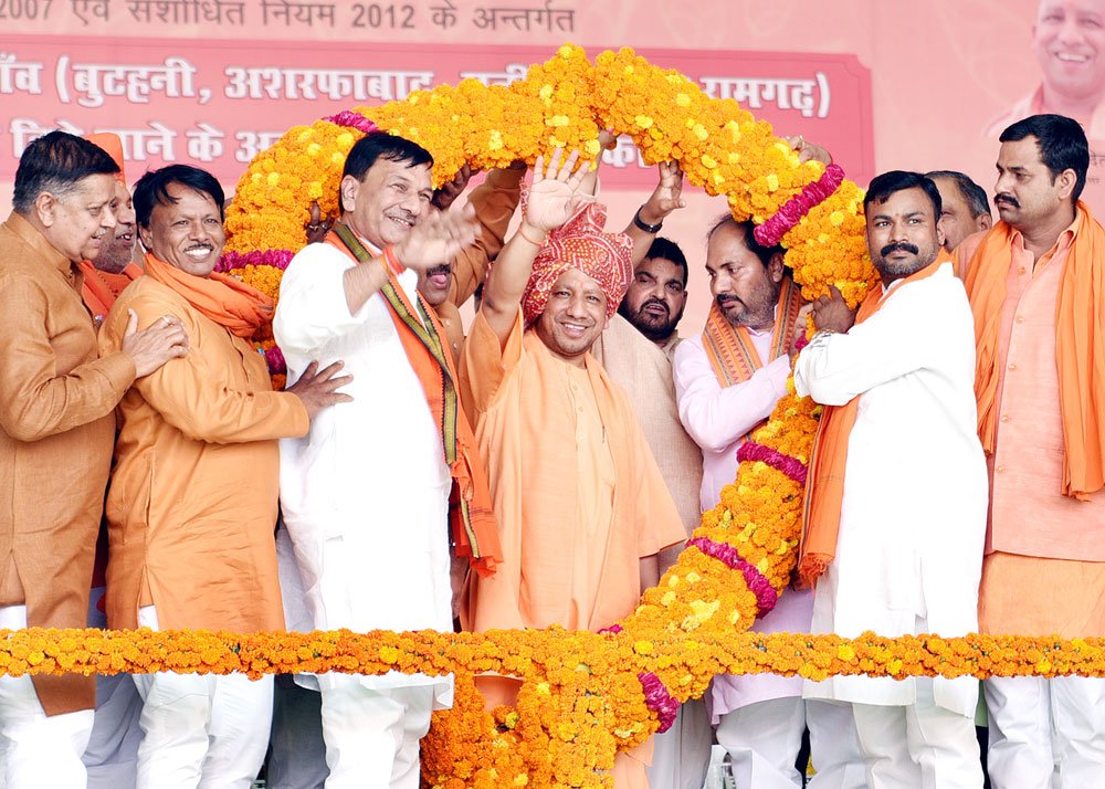 UPCM का कार्यक्रम के दौरान स्वागत करते हुए