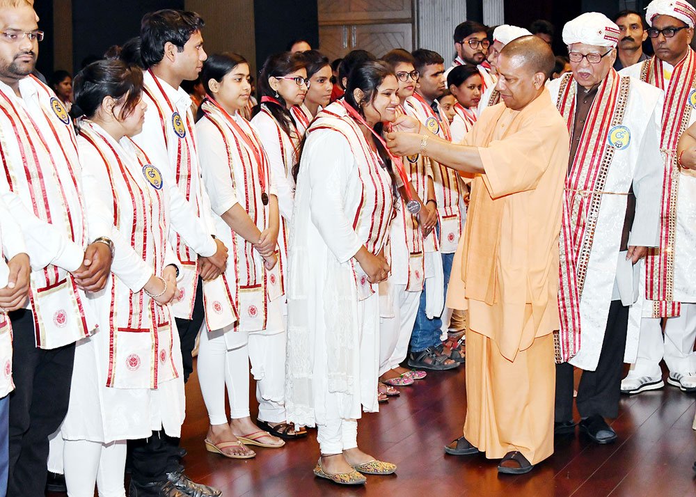 UPCM और राज्यपाल द्वारा सर्वाेच्च स्थान प्राप्त करने वाले विद्यार्थियों को पदक प्रदान करते हुए