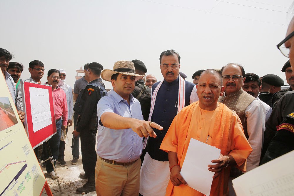 UPCM हाईकोर्ट पानी टंकी के पास बन रहे फ्लाईओवर का निरीक्षण करते हुए