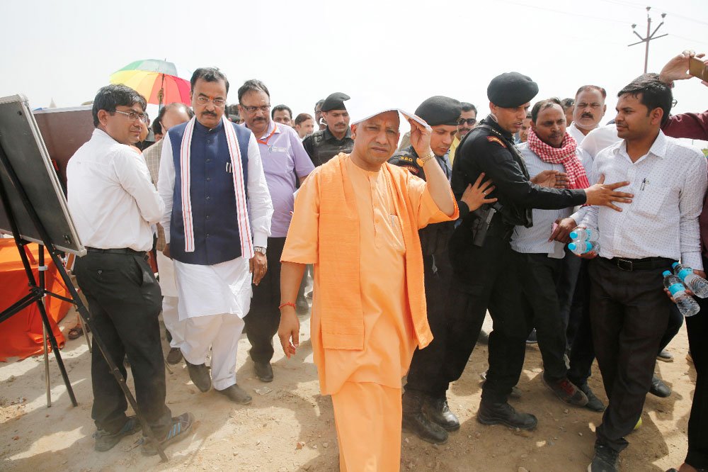 UPCM इलाहाबाद भ्रमण के दौरान कुम्भ मेला-2019 के लिए कराए जा रहे निर्माण कार्यों का स्थलीय निरीक्षण करते हुए