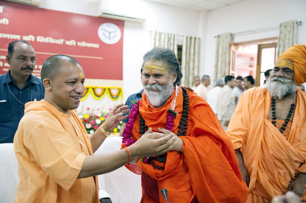 UPCM सभी संत महात्माओं को पुष्प एवं अंगवस्त्र भेंट कर सम्मान करते हुए