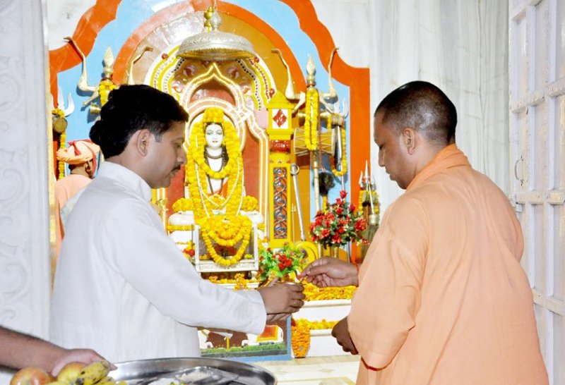 UPCM गोरखनाथ मंदिर परिसर स्थित आवास पर शिव अवतारी गुरु गोरक्षनाथ का दर्शन करते हुए