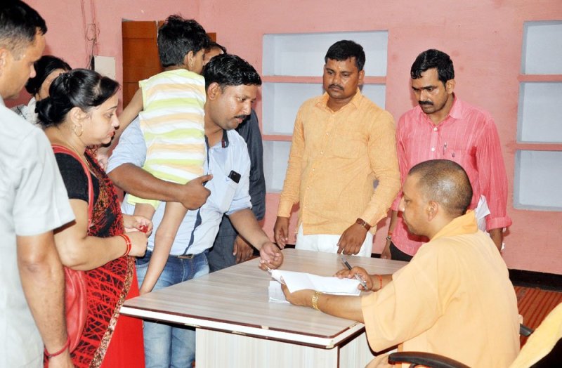UPCM गोरखपुर में भ्रमण के दौरान जनता की समस्याओं को सुना और अधिकारियों को जनसमस्याओं के त्वरित निराकरण के निर्देश दिए