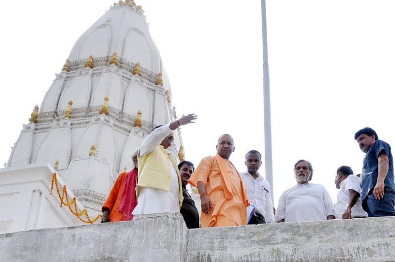 UPCM संत कबीर नगर में मगहर स्थित कबीर चैरा में संत कबीर दास के समाधि स्थल का निरीक्षण करते हुए