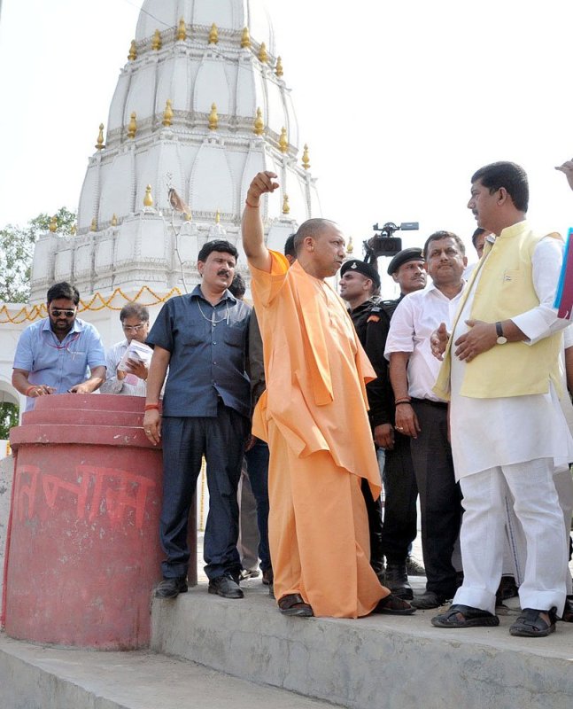 UPCM संत कबीर नगर में मगहर स्थित कबीर चैरा में संत कबीर दास के समाधि स्थल का निरीक्षण करते हुए