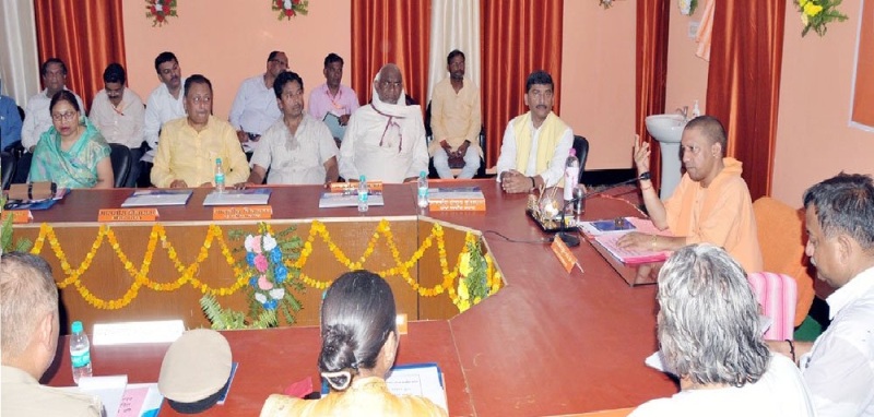 UPCM ने संत कबीर नगर में निर्माण कार्याें का अवलोकन, अधिकारियों और जनप्रतिनिधियों के साथ बैठक की