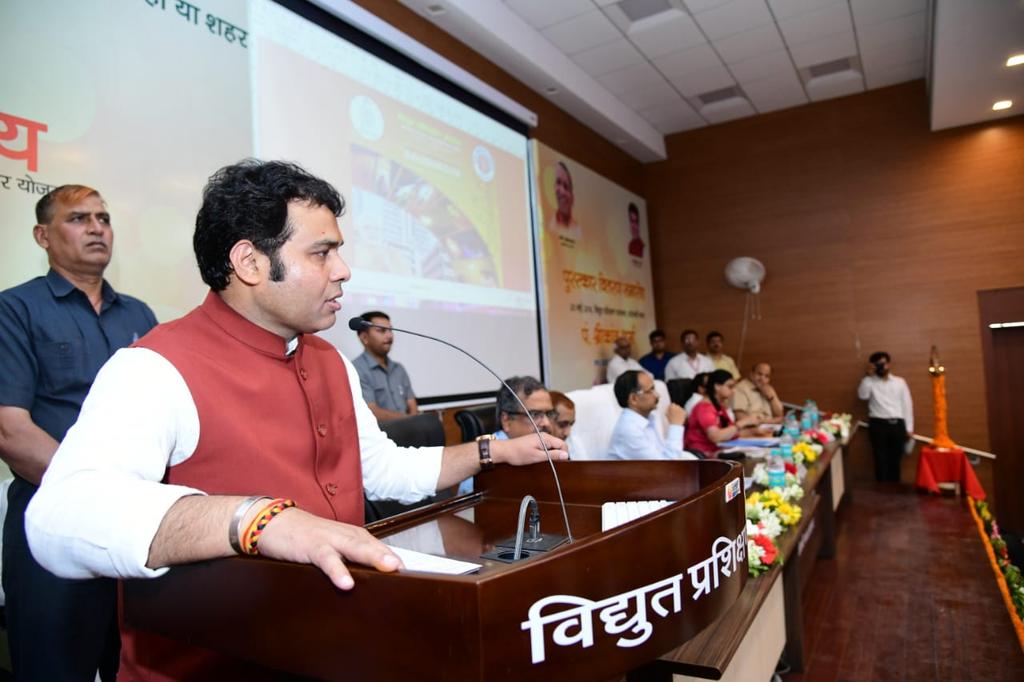 ऊर्जा मंत्री श्रीकान्त शर्मा विद्युत प्रशिक्षण संस्थान में उ.प्र. पावर कारपोरेशन द्वारा आयोजित सौभाग्य योजना की एक दिवसीय कार्यशाला और पुरस्कार वितरण समारोह को सम्बोधित करते हुए