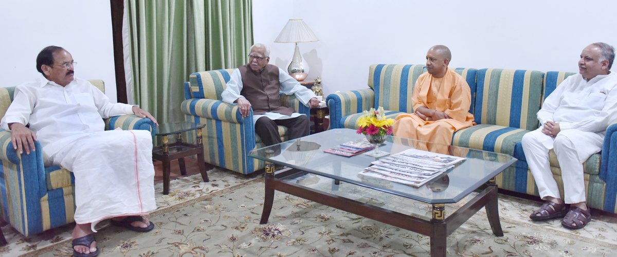 UPCM, राज्यपाल और उपराष्ट्रपति वेंकैया नायडू लखनऊ स्थित राजभवन में मुलाकात करते हुए