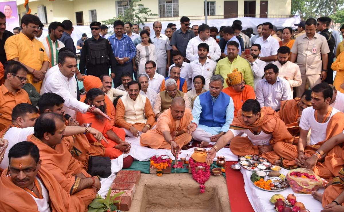 UPCM और UKCM त्रिवेंद्र सिंह रावत हरिद्वार में 100 कक्षों के पर्यटक आवास गृह का शिलान्यास करते हुए
