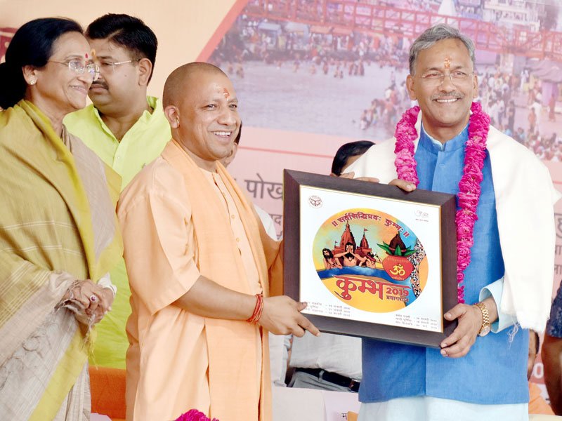 UPCM उत्तराखण्ड मुख्यमंत्री त्रिवेन्द्र सिंह रावत को कुम्भ का लोगो भेंट करते हुए