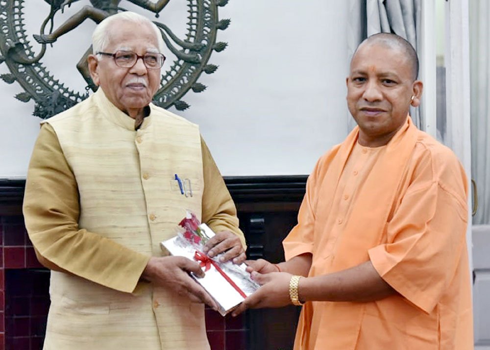 UPCM राजभवन में राज्यपाल राम नाईक पुष्प भेंट करते हुए