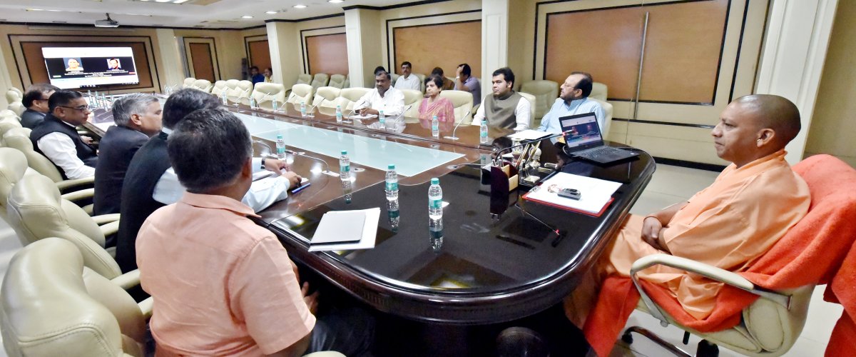 UPCM शास्त्री भवन में LED स्ट्रीट लाइट डैशबोर्ड का लोकार्पण करते हुए