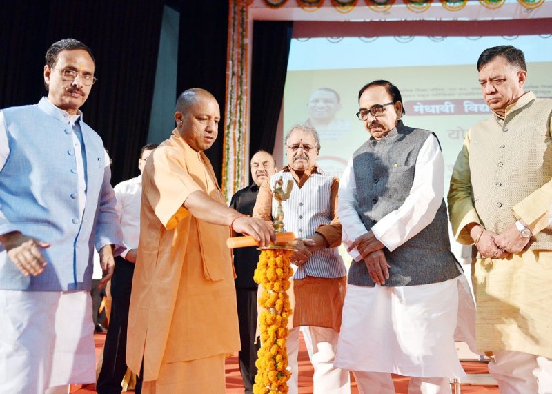 UPCM डॉ. राम मनोहर लोहिया राष्ट्रीय विधि विश्वविद्यालय में आयोजित ‘मेधावी विद्यार्थी सम्मान-2018’ समारोह का दीप प्रज्ज्वलित कर शुभारंभ करते हुए