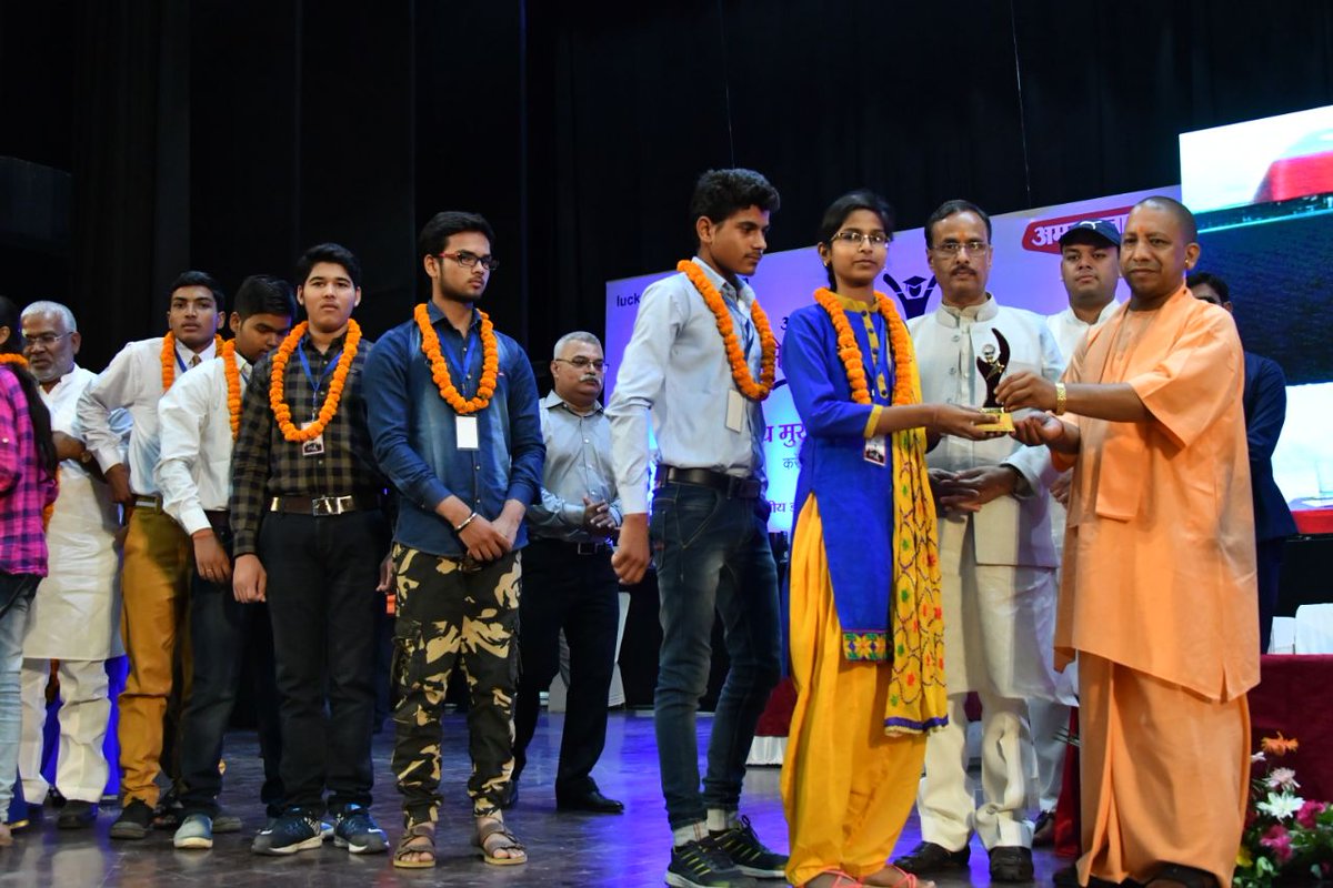 UPCM मेधावी छात्रों को सम्मानित करते हुए