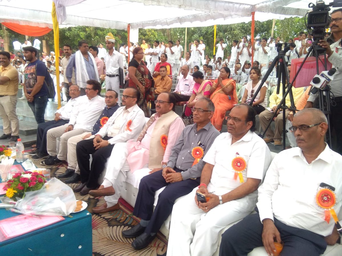 कार्यक्रम में मुख्य चिकित्सा अधिकारी डॉ. नरेंद्र अग्रवाल ने चिकित्सा एवं स्वास्थ्य मंत्री का स्वागत किया