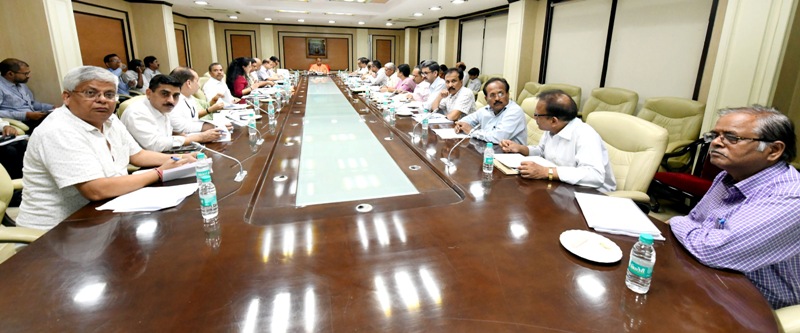 UPCM शास्त्री भवन में कर-करेत्तर राजस्व प्राप्तियों की समीक्षा बैठक करते हुए