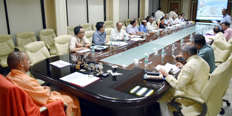 UPCM शास्त्री भवन में बुन्देलखण्ड क्षेत्र की निर्माणाधीन सिंचाई परियोजनाओं की समीक्षा बैठक करते हुए
