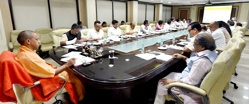 UPCM शास्त्री भवन में कर-करेत्तर राजस्व प्राप्तियों की समीक्षा बैठक करते हुए