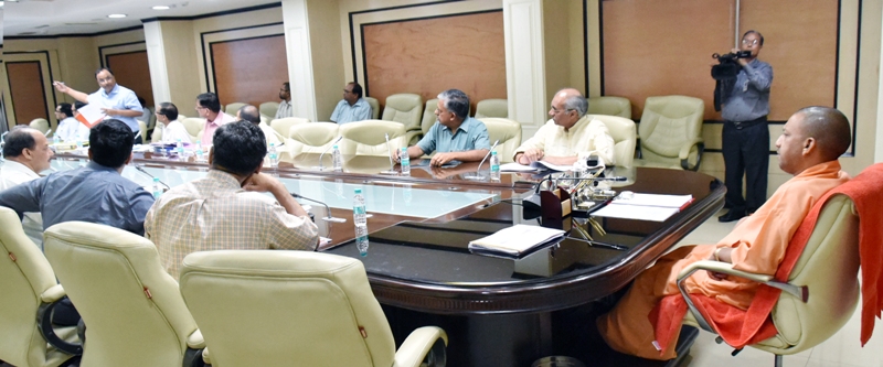 UPCM द्वारा बैठक के दौरान सभी परियोजनाओं की प्रगति के सम्बन्ध में विस्तृत जानकारी प्राप्त करते हुए