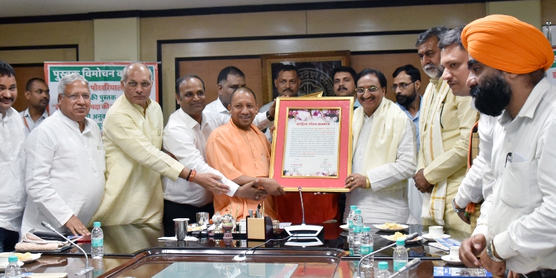 UPCM डाॅ. निशंक को ‘साहित्य गौरव’ सम्मान से विभूषित करते हुए