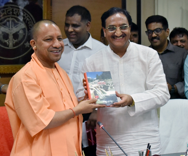 UPCM को केदारनाथ धाम में आयी आपदा की सच्ची घटनाओं पर आधारित पुस्तक भेंट करते हुए