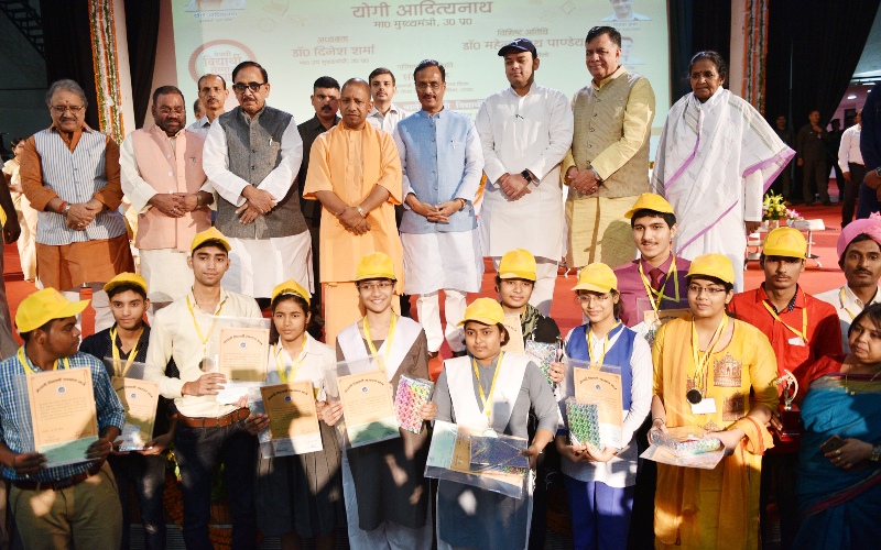 UPCM ने हाईस्कूल और इण्टरमीडिएट की परीक्षा उत्तीर्ण करने वाले 1,709 मेधावी विद्यार्थियों को सम्मानित किया