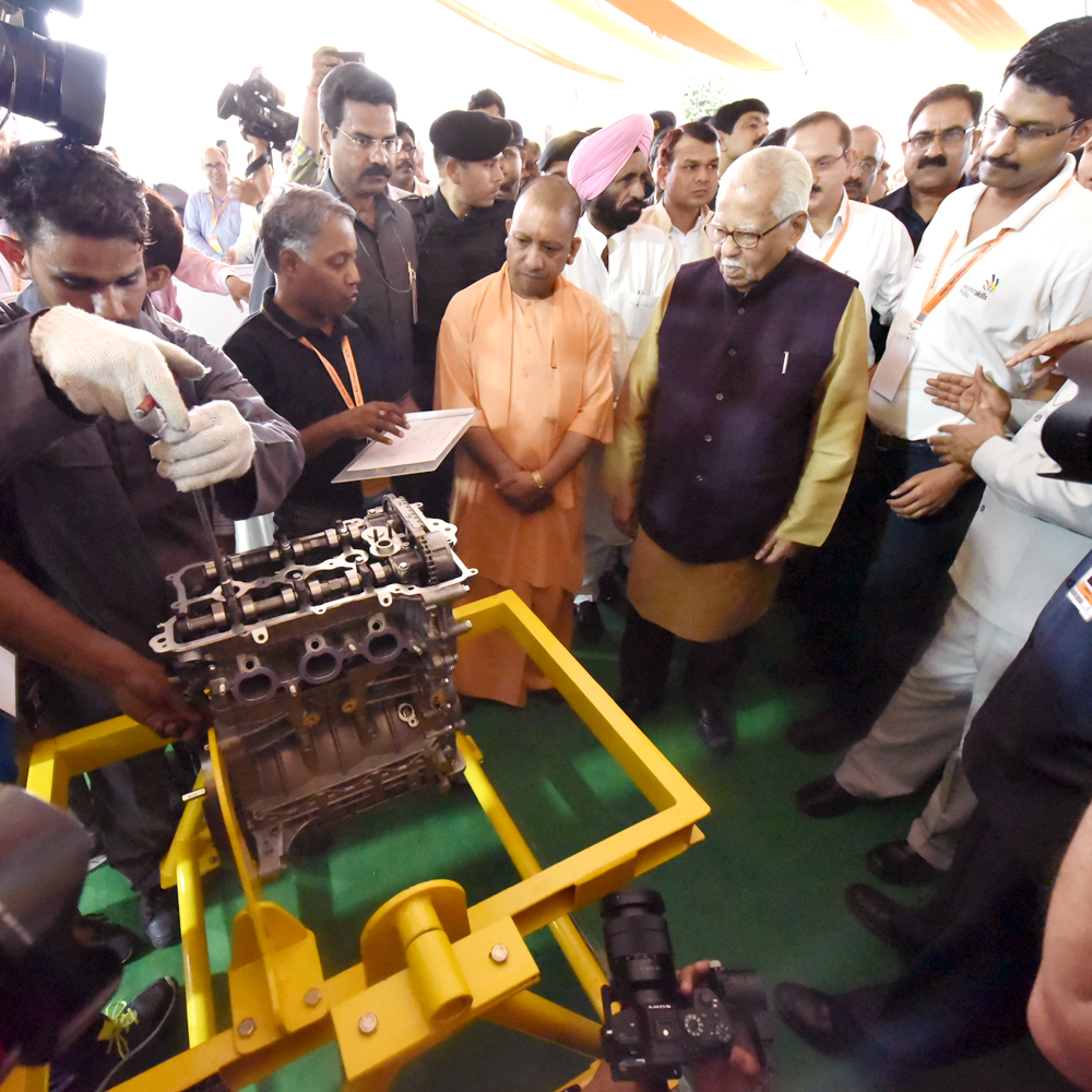 UPCM और राज्यपाल इंदिरा गांधी प्रतिष्ठान में आयोजित उत्तर प्रदेश राज्य स्तरीय कौशल विकास प्रतियोगिता के दौरान प्रदर्शनी का अवलोकन करते हुए